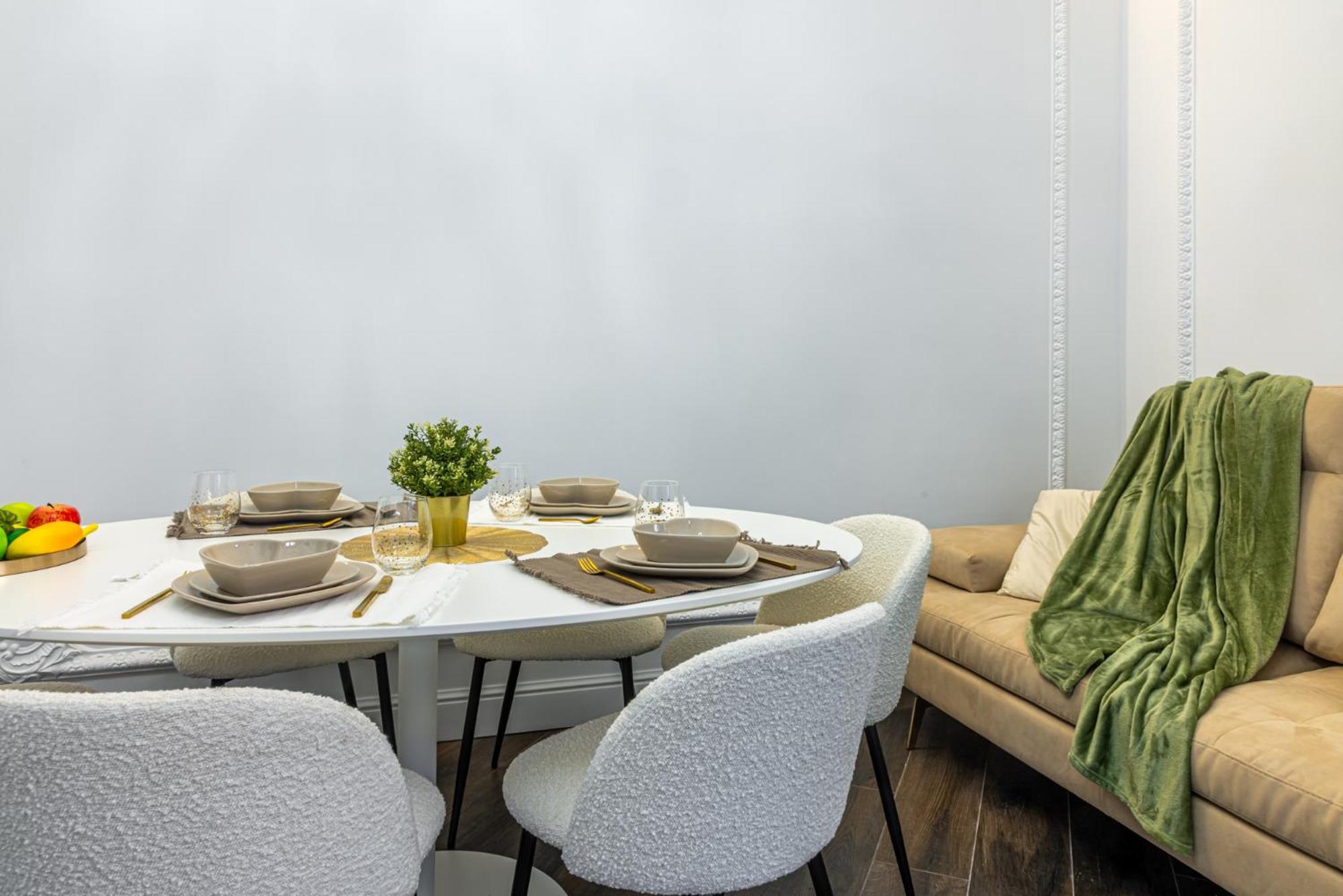 Station, Luxury & Modern With Comfort! *