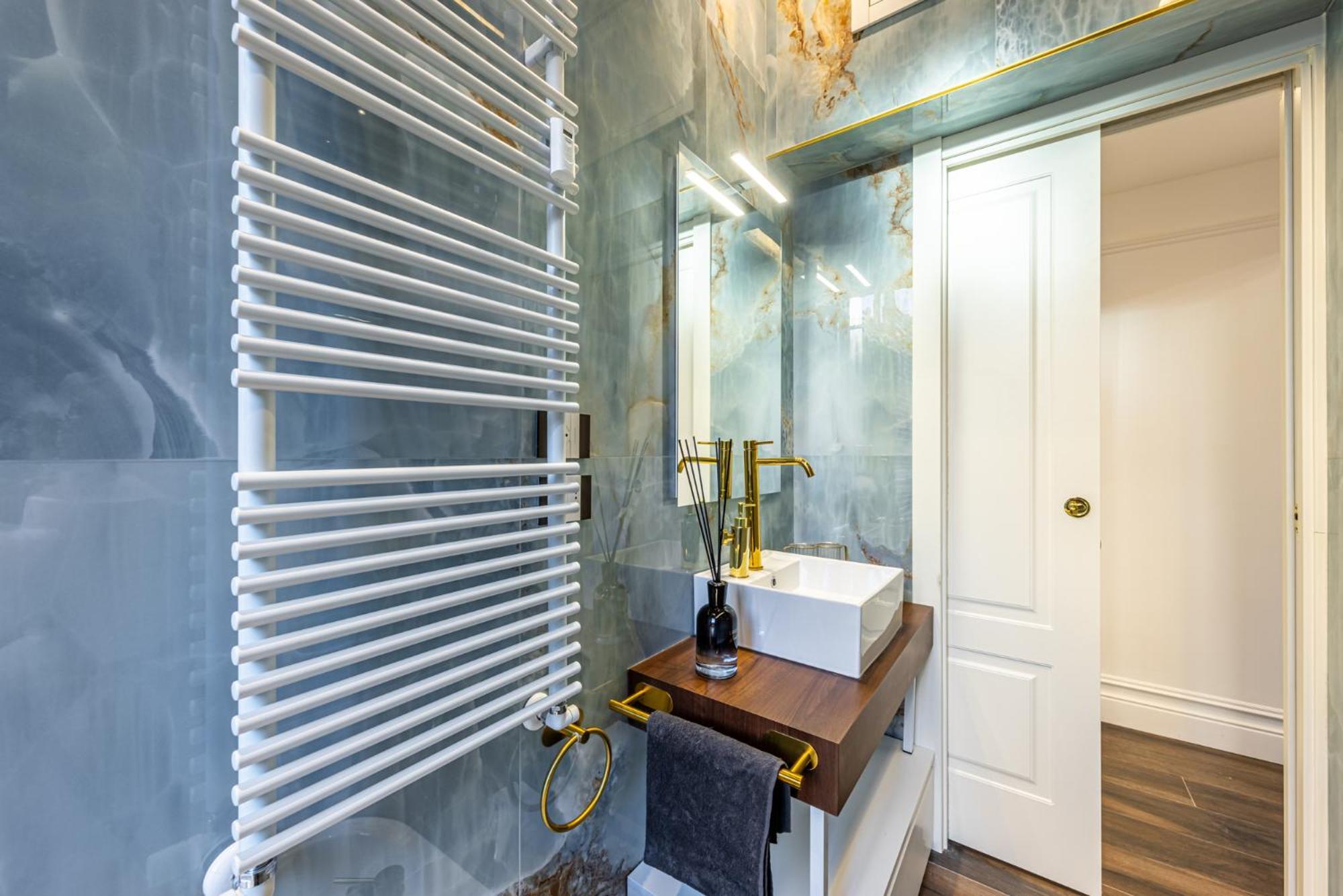 Apartment Station, Luxury & Modern With Comfort! *