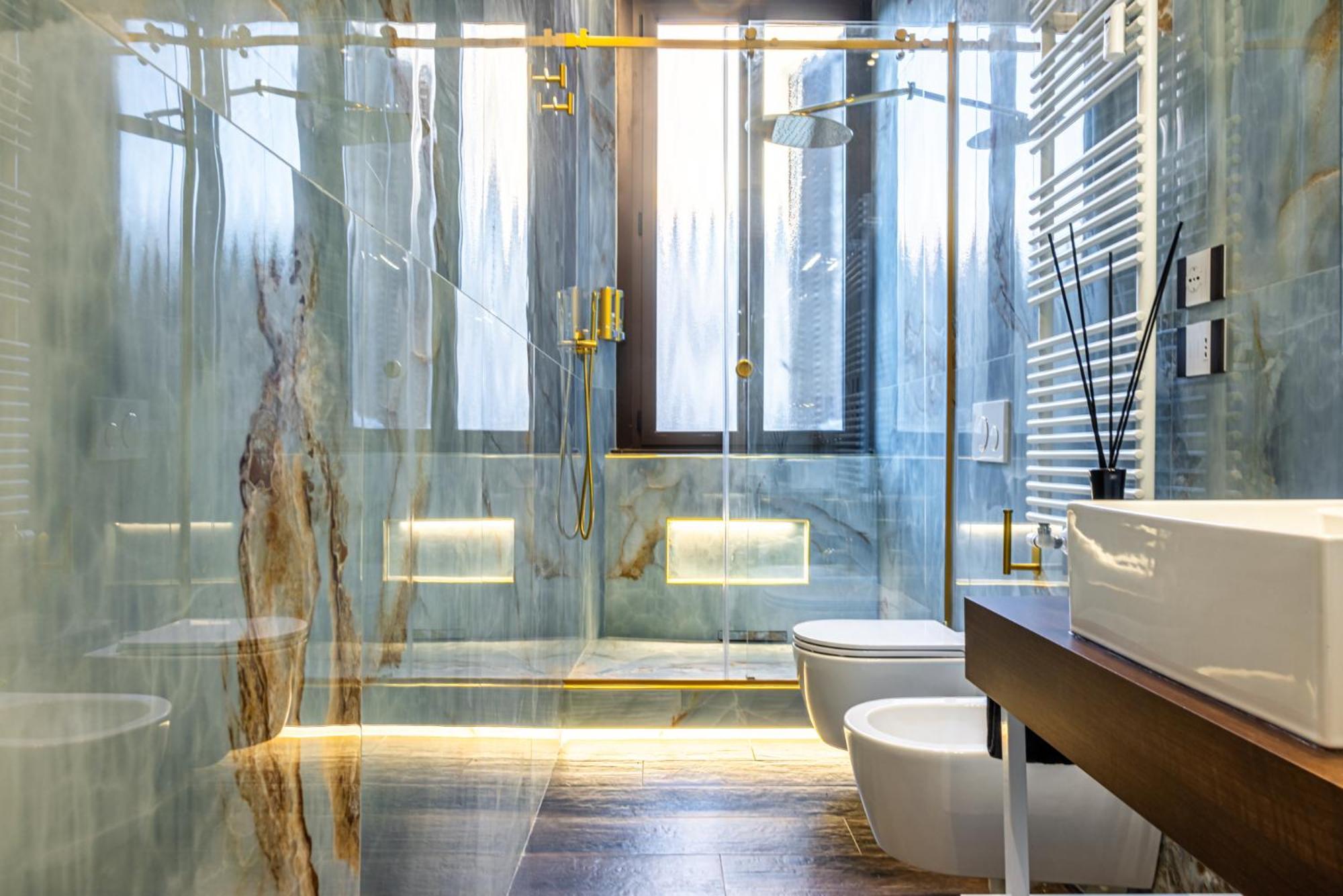 Station, Luxury & Modern With Comfort!