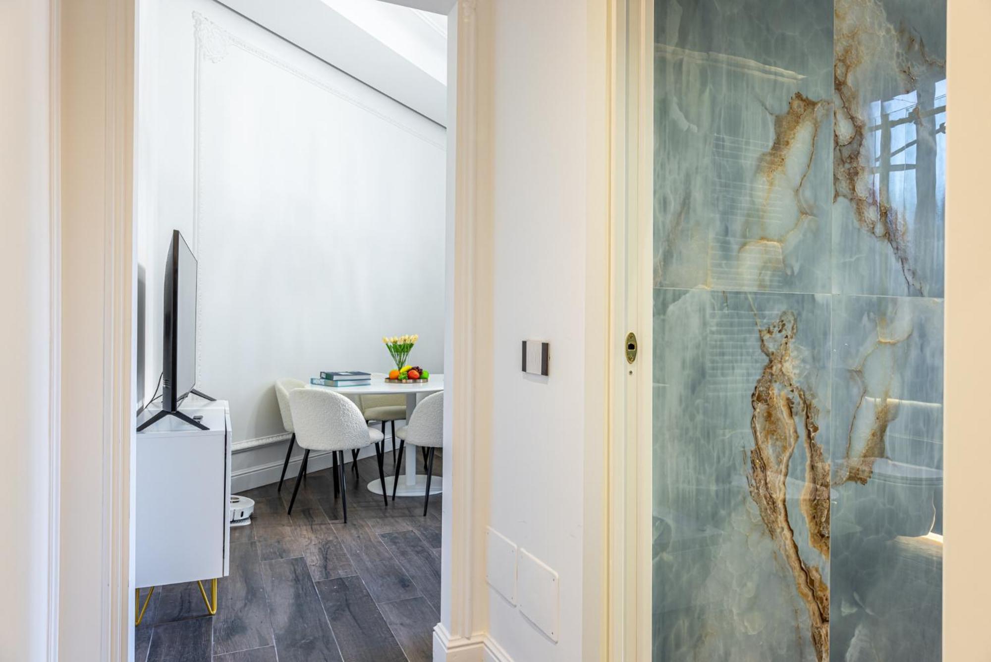 Apartment Station, Luxury & Modern With Comfort!