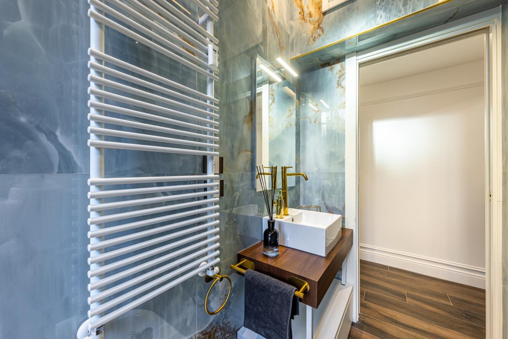 Station, Luxury & Modern With Comfort! Apartment